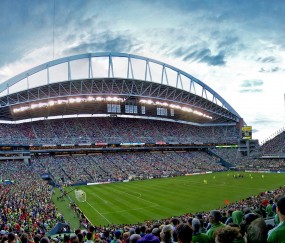 开云体育下载-赛道与绿茵的交汇，当F1争冠焦点战遇见马德里竞技的关键突围