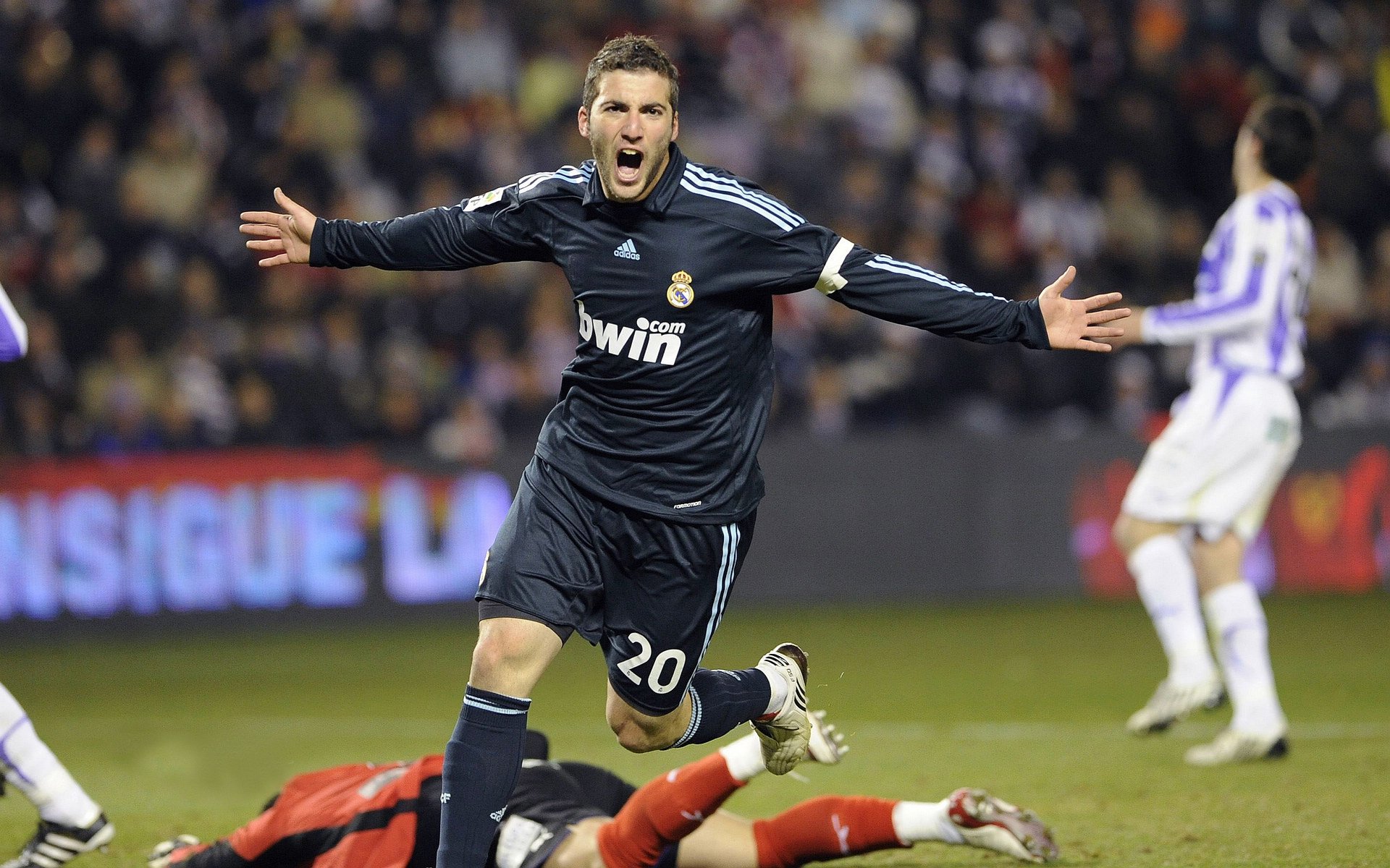 命运的独裁者，凯恩如何用一脚终结希腊神话，提前宣判曼联的欧战死刑